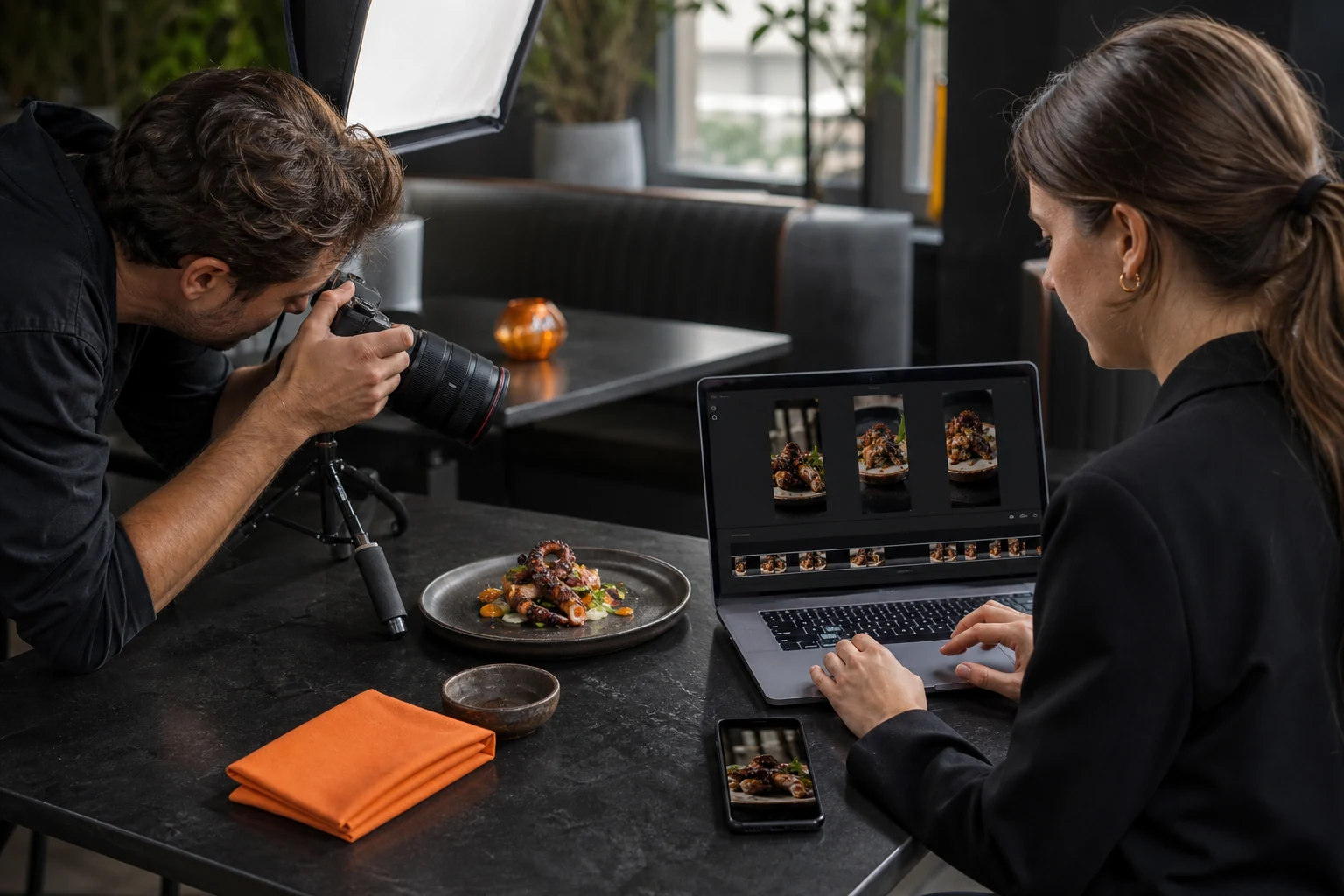 Foodfotograaf en restaurantmarketeer combineren professionele opname met snelle sociale montage
