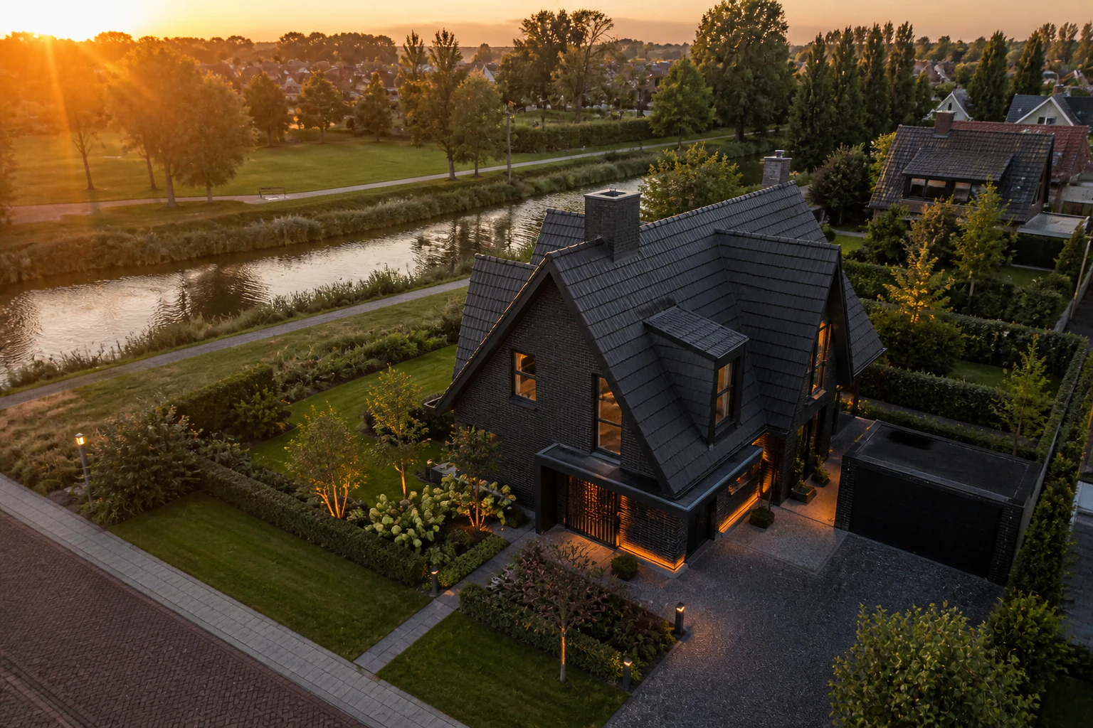Luchtfoto toont een woning, tuin, water en omliggende buurt in één overzicht.